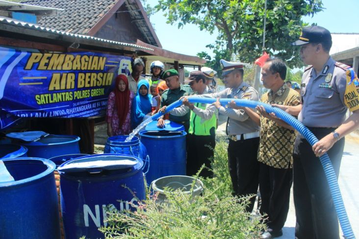 Satlantas Polres Gresik Bagi-bagi Air Bersih di Tiga Desa