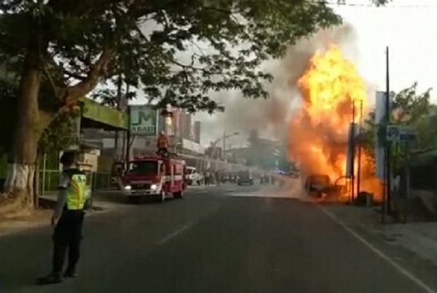 Baru Keluar SPBU, Mobil Pikap di Kota Blitar Terbakar