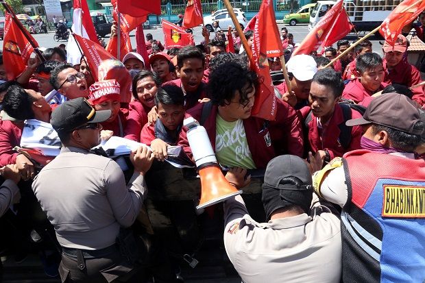 Tolak Revisi UU KPK, BEM Muhammadiyah Geruduk DPRD Jatim