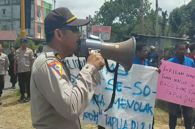 Polisi Terpaksa Bubarkan Aksi Demonstrasi di Kota Sorong