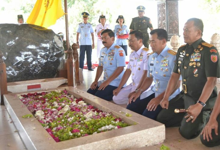 Ziarah Panglima TNI dari Makam Bung Karno ke Jenderal Soedirman