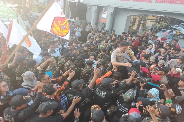 Ribuan Orang Turun Jalan Beri Dukungan Kapolres Lumajang