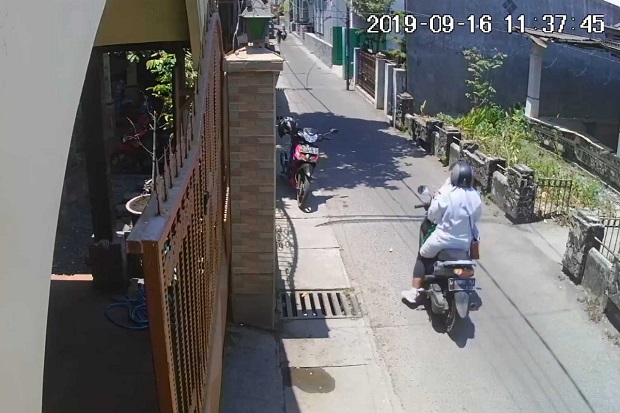 Terekam CCTV, Wanita Pelaku Gendam Gentayangan di Kota Mojokerto
