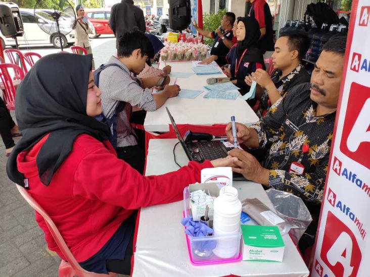 Peringati HUT PMI, Alfamidi Adakan Donor Darah di Sidoarjo