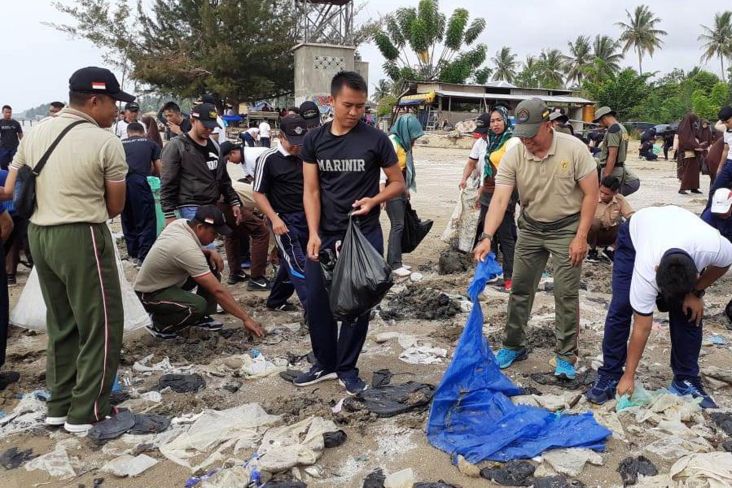 Prajurit Marinir Bersih-Bersih Sampah Pantai di Ambalat