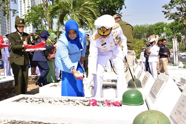 Sambut HUT ke-74 TNI, Pangko Armada II Ziarah Makam Pahlawan