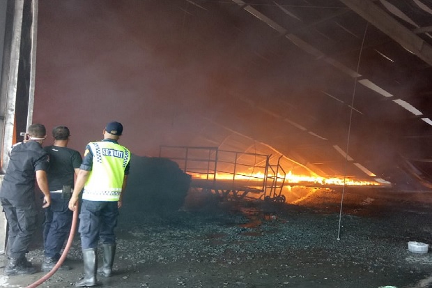 Labfor Polda Jatim Selidiki Kebakaran Pabrik Plastik di Mojokerto