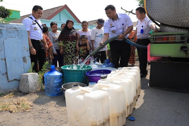 Kemenkumham Jatim Salurkan Bantuan 10 Tangki Air Bersih di Porong