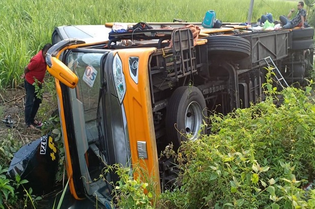 Bus Pariwisata Terguling di Lumajang, 20 Penumpang Terluka