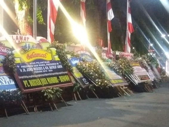 Karangan Bunga Ucapan Pelantikan Jokowi-Ma’ruf Amin Hiasi Grahadi