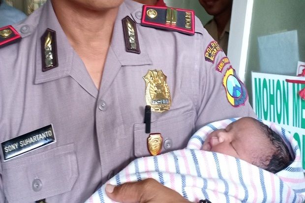 Polisi Blitar Buru Pembuang Bayi Perempuan Dalam Kardus
