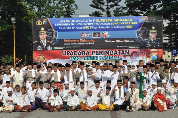 TNI dan Polri di Sidoarjo Upacara Bersama Pakai Sarung dan Sorban