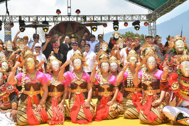 Festival Ulun Danu Beratan Pamerkan Wayang Emas Majapahit