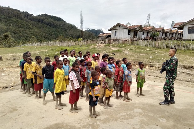 Serunya Anak-anak Papua Belajar Baris Bersama Prajurit Kostrad