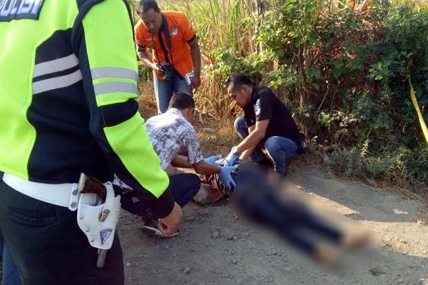 Mayat Wanita Berhijab Merah Muda Tergeletak di Tepi Jalan Jombang