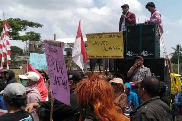 Datangi Pemkab Blitar, Massa Tuntut Pilkades Serentak Diulang