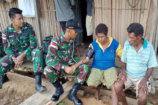 Patroli Kesehatan, Prajurit Kostrad Sisir Perbatasan di Papua