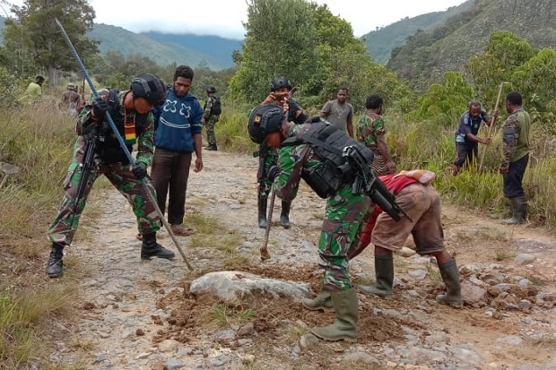 Mandi Keringat, Prajurit Kostrad dan Warga Perbaiki Jalan di Papua