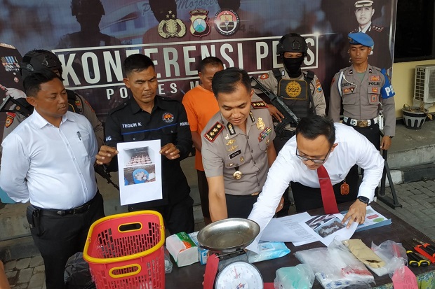 Polisi Gerebek Rumah Penjualan Ayam Tiren di Mojokerto