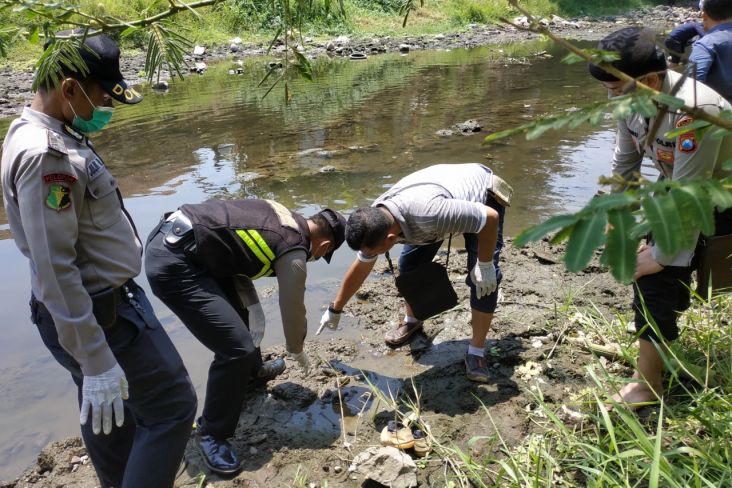 Cari Sisa Temuan Kerangka Manusia, Polisi Sisir Sungai Brangkal