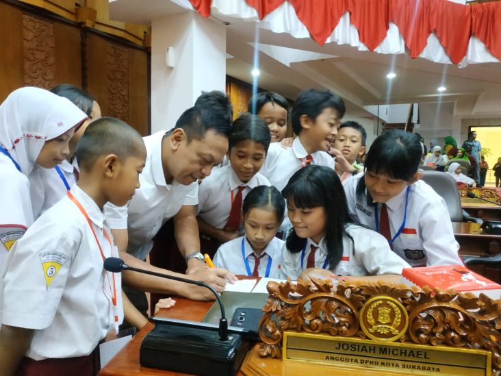 Kunjungi DPRD Surabaya, Pelajar SD Minta Datangkan Blackpink