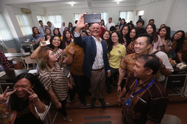 Kenang Sejarah, Warga Indonesia Diundang ke Makam Kehormatan