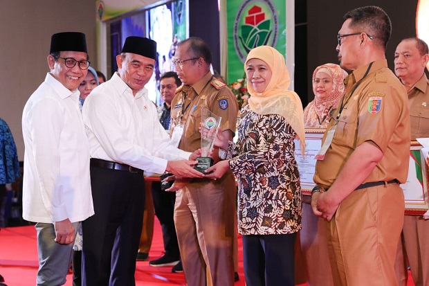 Khofifah Terima Penghargaan Provinsi Terbaik Program Inovasi Desa