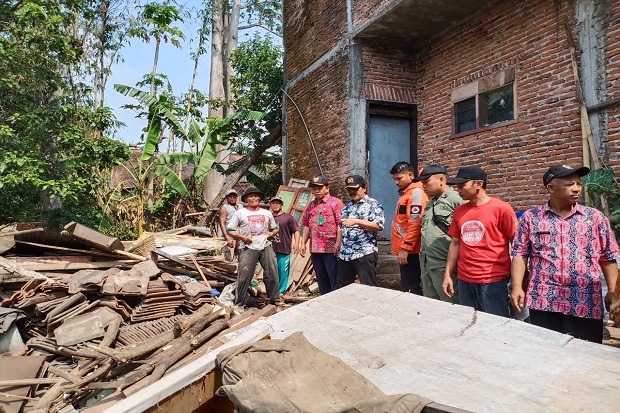 Rumah Nenek 99 Tahun di Kota Malang Ambruk Diterjang Hujan Angin