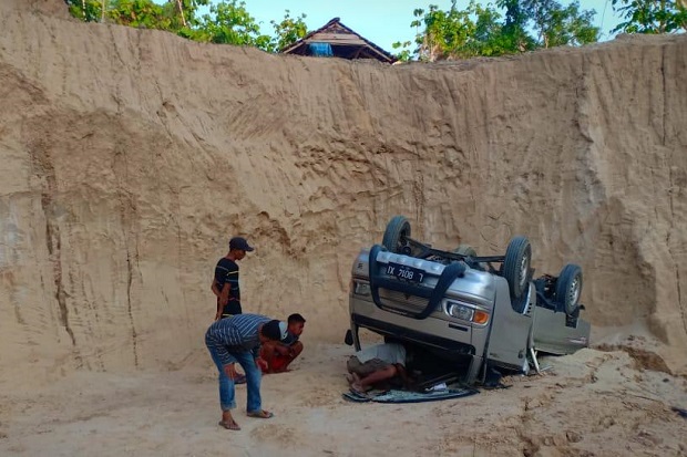 Usai Beli Pasir, Pengusaha di Bawean Jatuh Tewas Terjepit Pikap