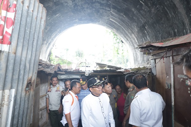 Wali Kota Malang Tertibkan Warga di Kolong Jembatan