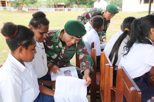 Bawa Paket Pintar, Prajurit Raider Ini Sambangi Pelajar Papua