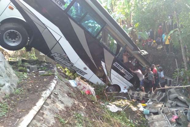 Bus Pariwisata Nyebur Sungai di Blitar, 5 Orang Dikabarkan Tewas