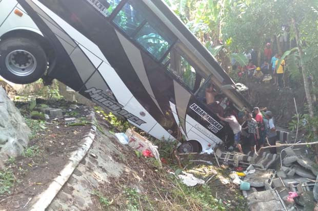 Evakuasi Bangkai Bus Maut di Blitar Datangkan Alat Berat Malang