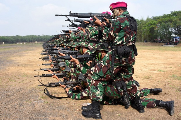 Markas Marinir Surabaya Bergemuruh, 1.474 Penembak Kokang Senjata
