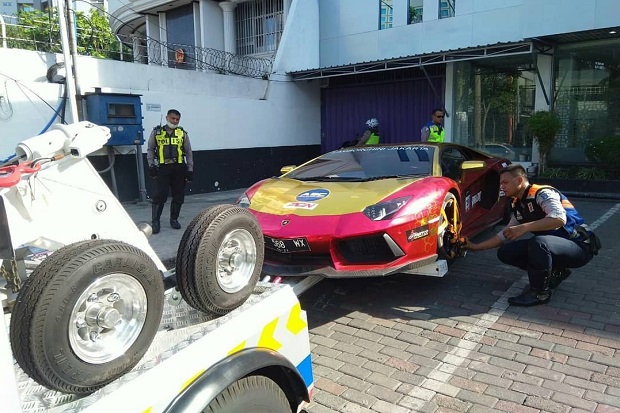 Polda Jatim Selidiki Lamborghini yang Terbakar di Surabaya