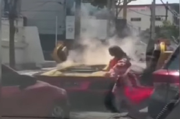 2 Wanita Cantik Selamat Dari Kebakaran Lamborghini di Surabaya