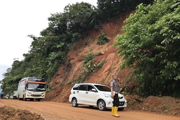 Subuh-subuh Jalur Sumbar-Riau Longsor, 1 Mobil Terjun ke Jurang