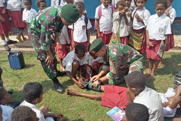 Ini Keseruan Pelajar Papua Belajar P3K Dari Prajurit Kostrad