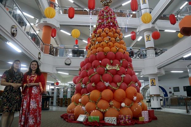 Ada Pohon Natal Unik di UK Petra Surabaya