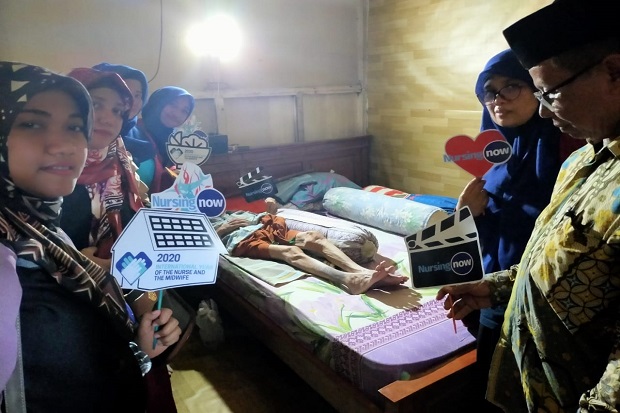 Mahasiswa Keperawatan UM Surabaya Bedah Rumah Penderita Penyakit Kronis