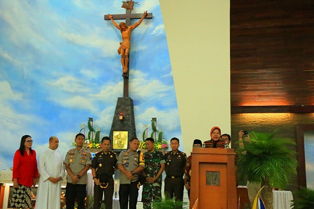 Kunjungi 4 Gereja, Risma Pastikan Natal di Surabaya Aman dan Damai