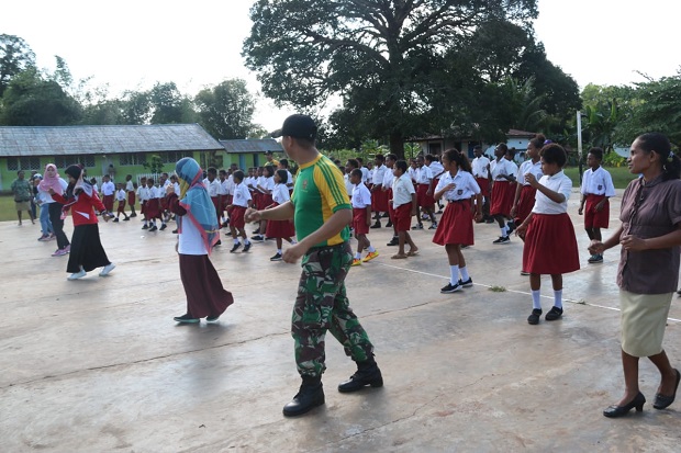 Hari Pertama Sekolah, Prajurit Kostrad Ajak Siswa Papua Senam