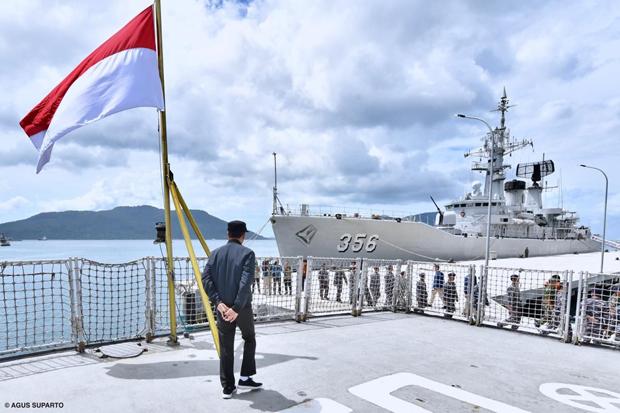 Berdiri di Atas Kapal Perang, Jokowi Pantau Perairan Natuna