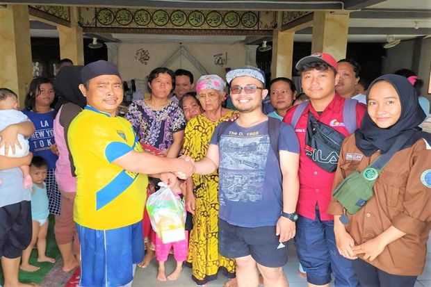 Mahasiswa STMIK Nusa Mandiri Bantu Penanganan Bencana Banjir Cengkareng