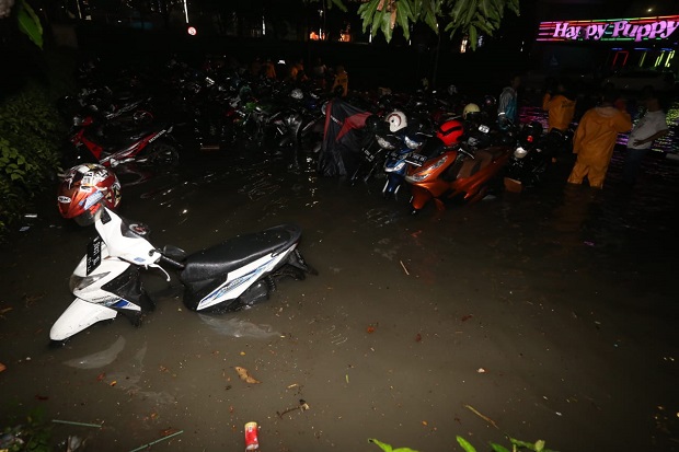 Diguyur Hujan Lebat, Sebagian Wilayah Surabaya Kebanjiran
