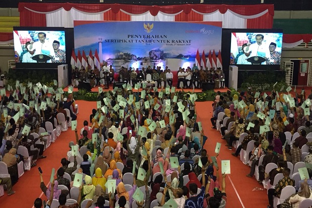 Serahkan Sertifikat, Jokowi Ditodong Sepeda Warga Paciran