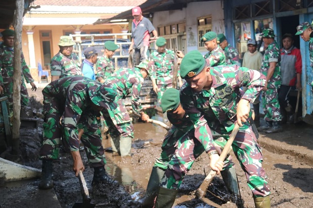 Prajurit Yonif Raider 514 Berjibaku Bersihkan Lumpur Banjir