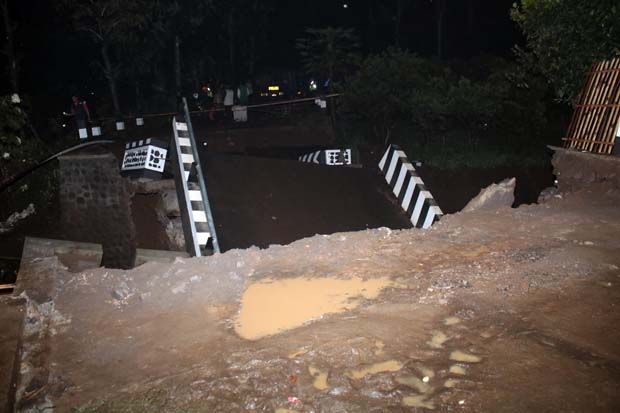 Diterjang Banjir Jembatan Penghubung Antar Desa di Malang Ambruk