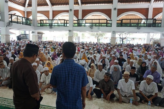 Kekhusukan Doa 1.500 Siswa SMK PGRI di Gresik Menyambut UN