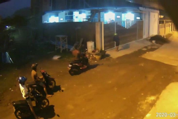 Nyolong Motor di Mojosari, Aksi Empat Pemuda Ini Terekam CCTV
